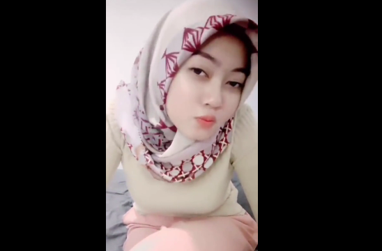 Cerita Dewasa Temen Sekamar Lebih Tua tapi Menggoda Pake Hijab