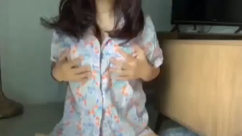 Gak cuman ngentod viral bocil ini bisa live pake dildo sampe meki nya basah kuyup